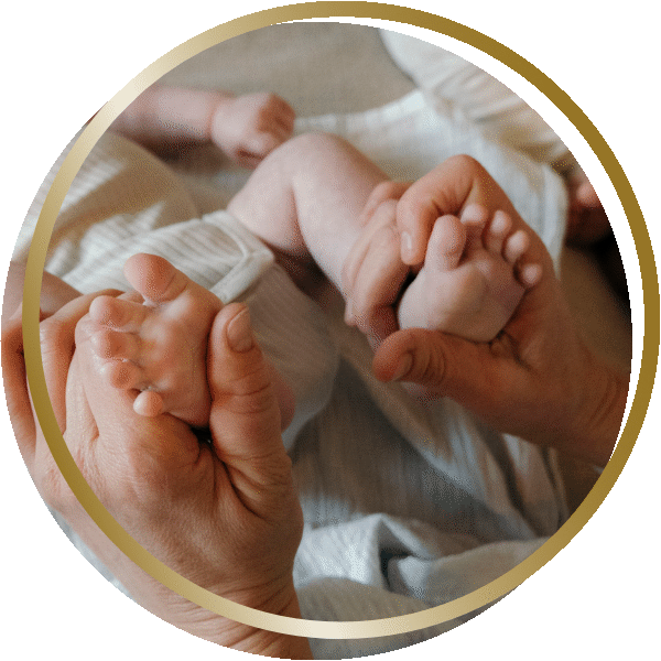 Füße eines Baby werden liebevoll massiert